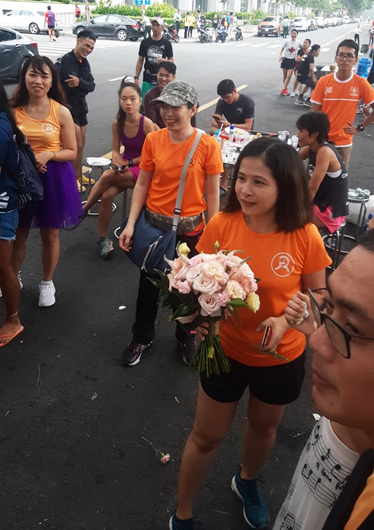Cặp đôi bất ngờ được tổ chức đám cưới tại vạch đích sau khi chạy xuyên đêm
